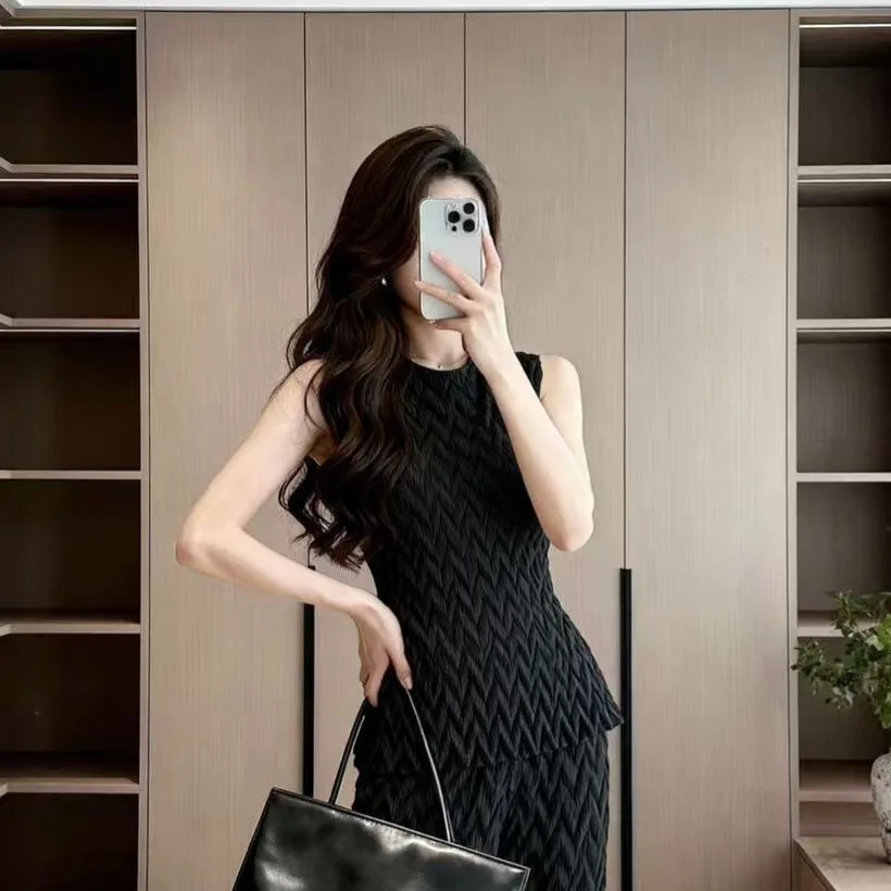 

Miyake Pleated 2025 Autumn and Winter New Pleated Vest T-shirt Solid Colour Fashion Temperament Elegant Bottoming Shirt Tops