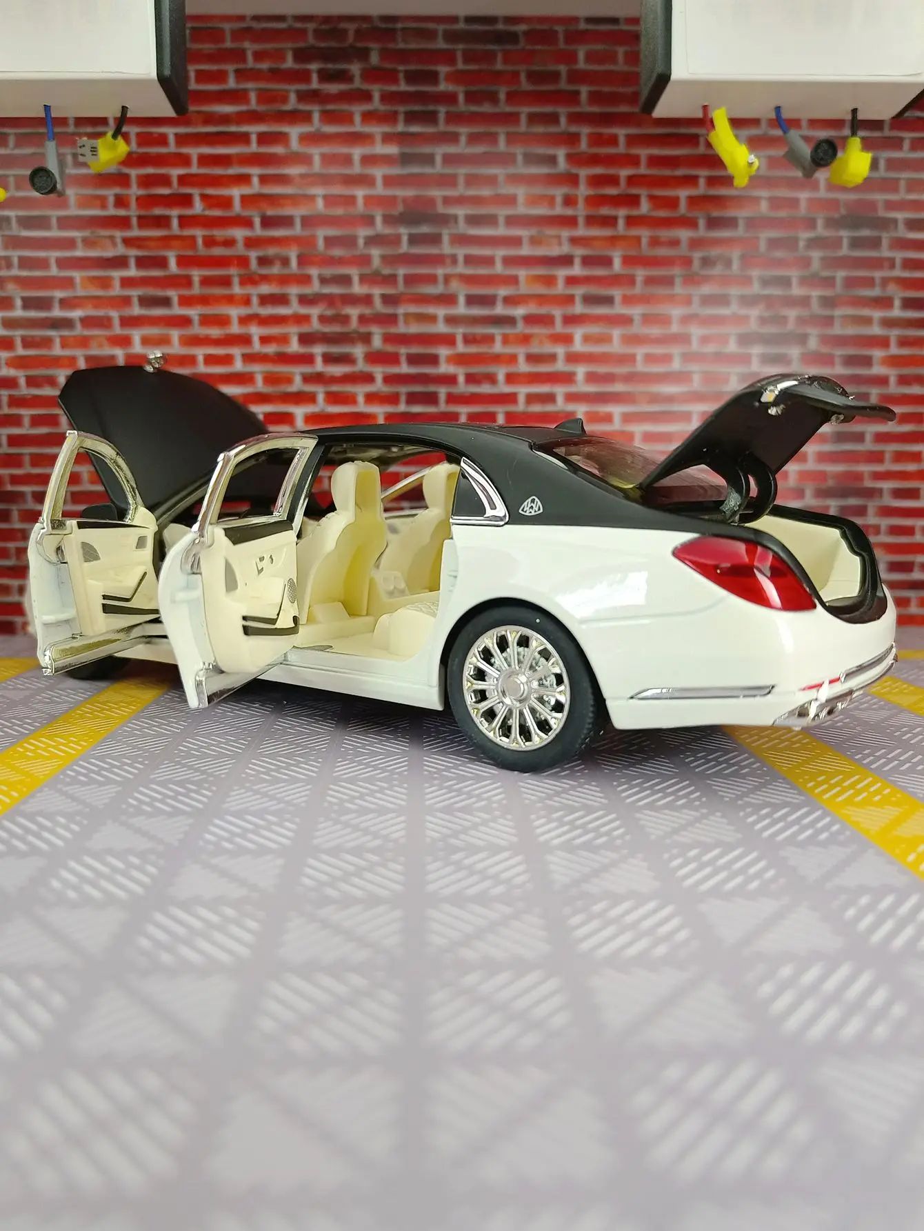1:24 Simulation Mercedes Maybach S600 Alloy Car Model doors and the front hood and trunk door can also be opened finely crafted