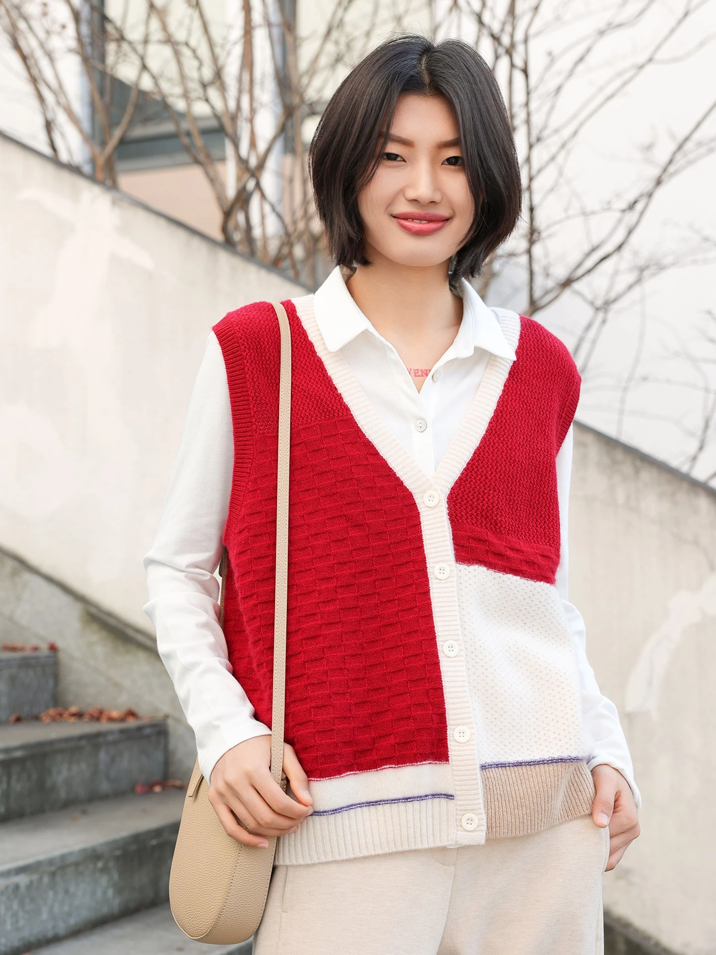 

Теплый вязаный жилет из кашемира премиум-класса с V-образным вырезом, вышивкой и цветными блоками в британском стиле