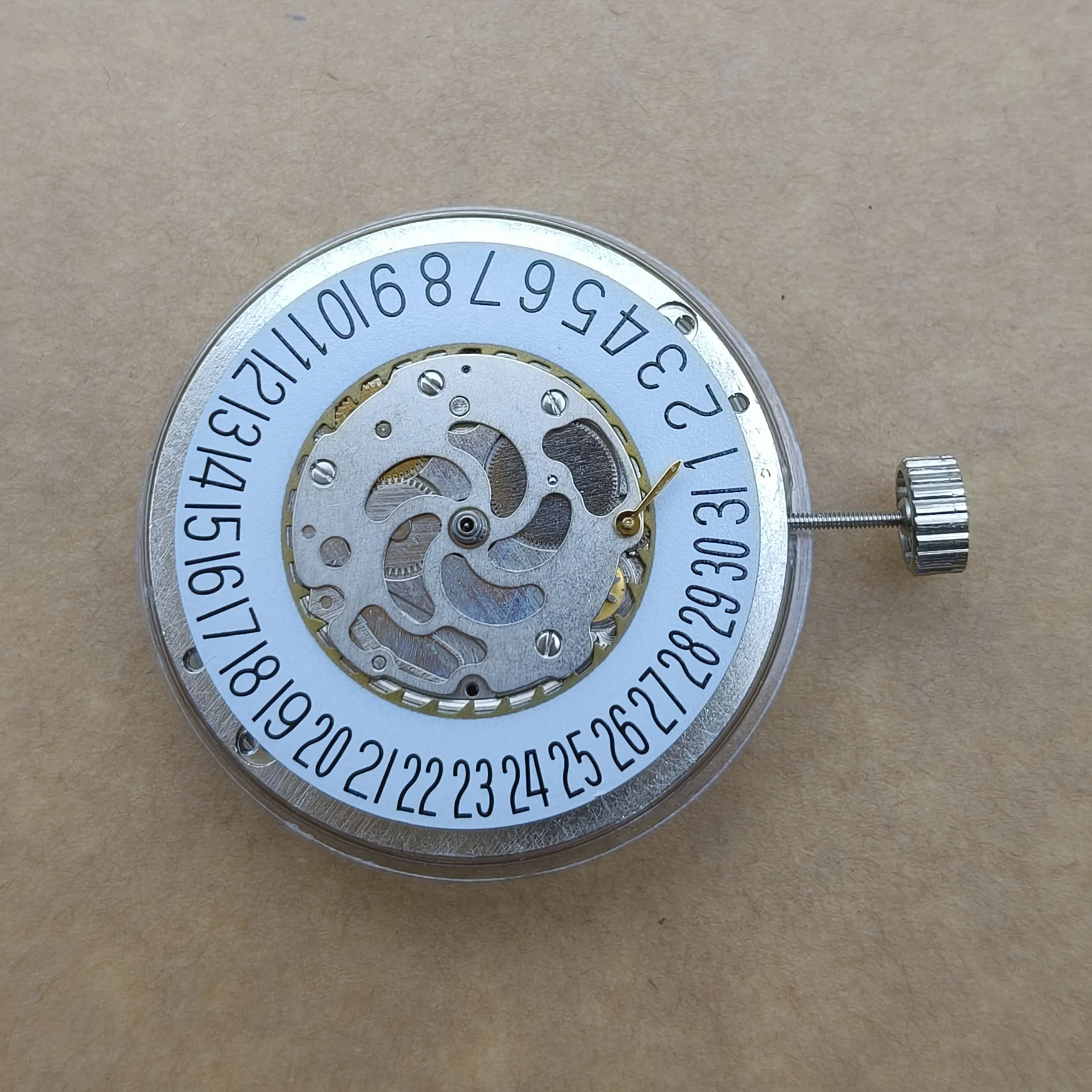 Immagine 5: Movimento automatico meccanico di potenza Hangzhou 2C30 con indicatore della data di riserva
