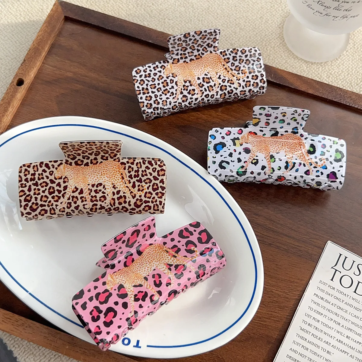 

Elegant Leopard Print Hair Clip, Sophisticated Leopard-print Updo Hair Clip, Luxurious Hair Accessory for Women.