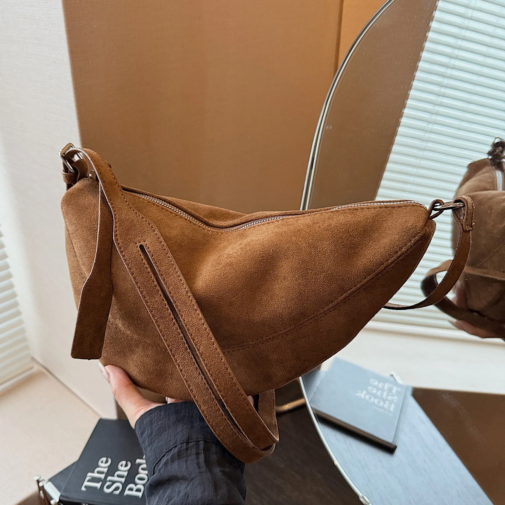 

2025 Autumn New Fashionable Versatile Retro Niche Suede Bag Crossbody Bag One Shoulder Underarm Dumpling Bag