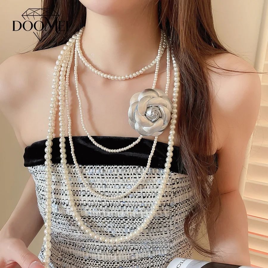 DOO MEI Hepburn Style Leather Brooch Light Luxury Flower-shaped Brooch with Long Tassel Pearl Elegant Banquet Jewelry for Women