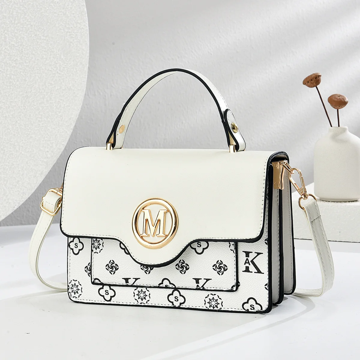 New Small Square Women's Bag Carefully Crafted By Parisian Fashion Designers, Small and Portable, with Attention To Detail