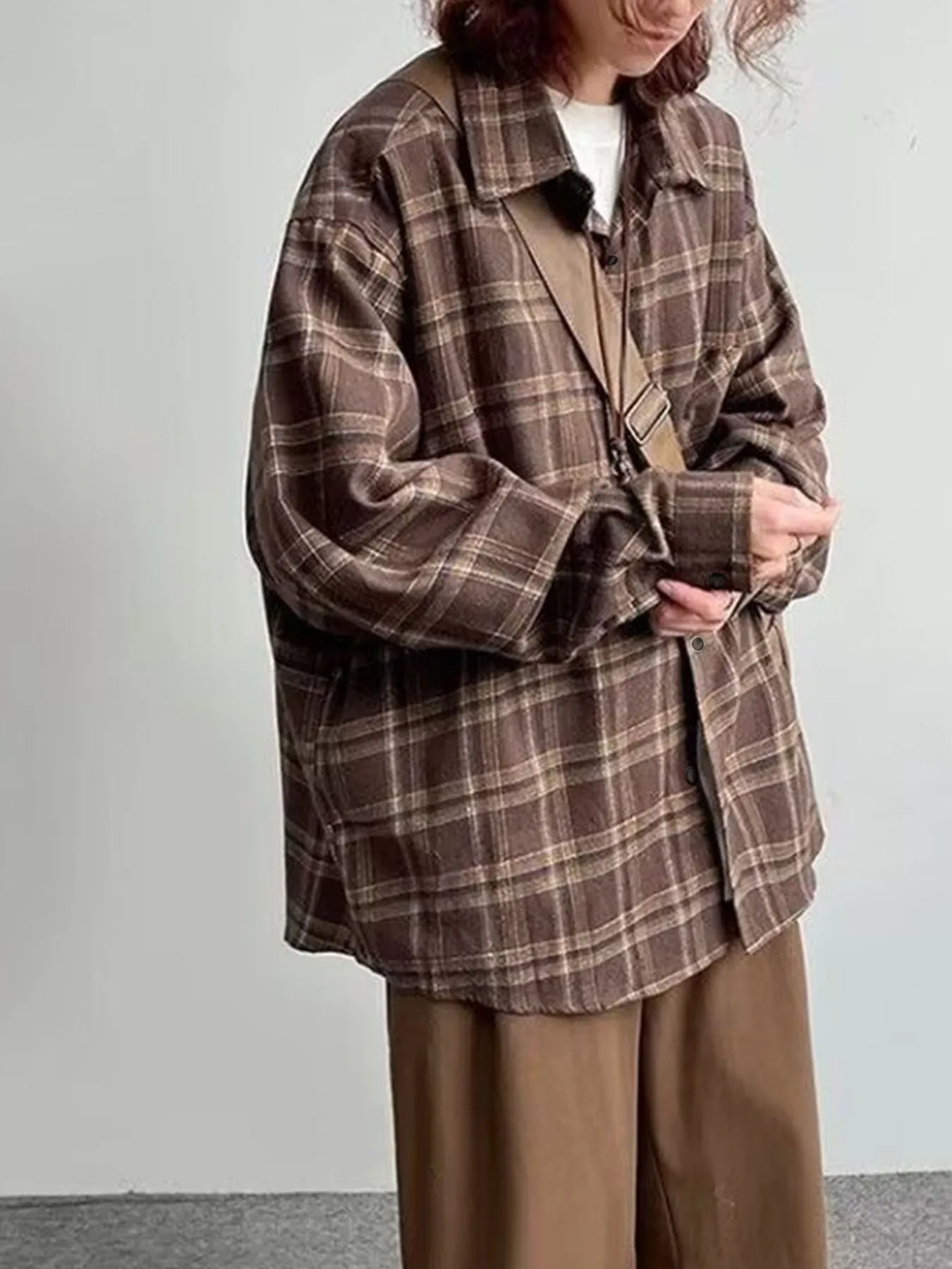 Camisa xadrez feminina de manga comprida, estilo retrô, tamanho solto, versão coreana, jaqueta de estudante para primavera.