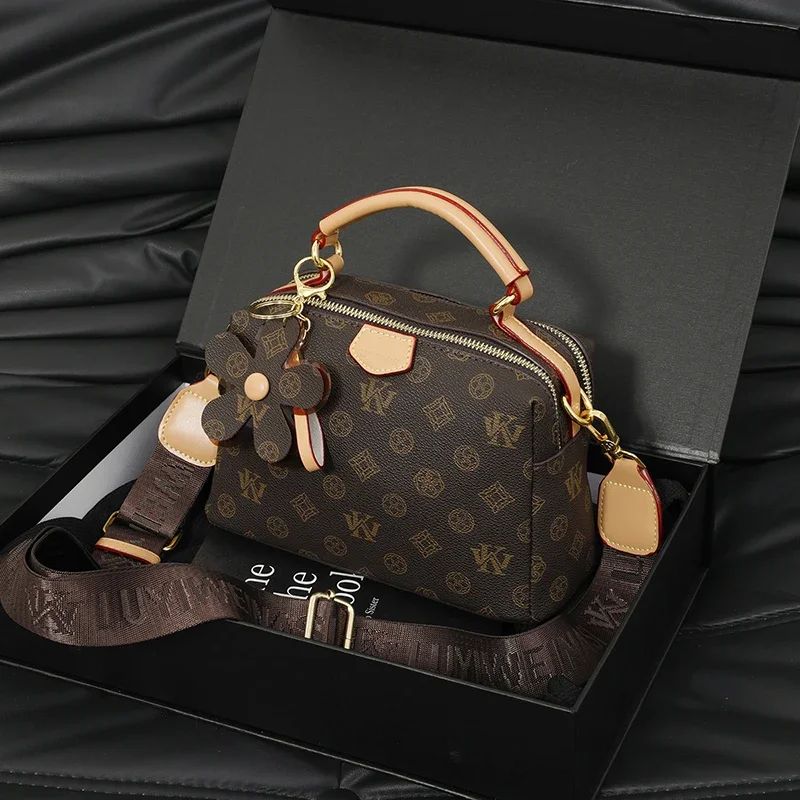 Luxury Parisian-Inspired Tote Bag for Women Elegant Crossbody Handbag Vintage Minimalist Leather with Fashionable Detailing