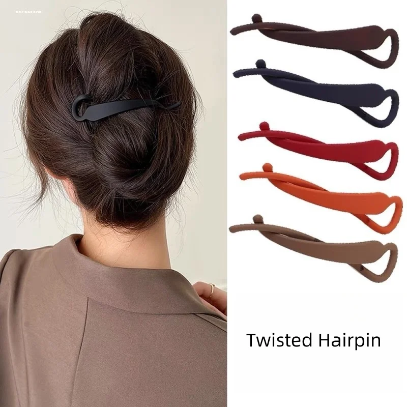 قطعتان من مشابك ذيل حصان الموز البسيطة والعصرية - تصميم عمودي. إكسسوارات شعر أنيقة للارتداء اليومي للنساء