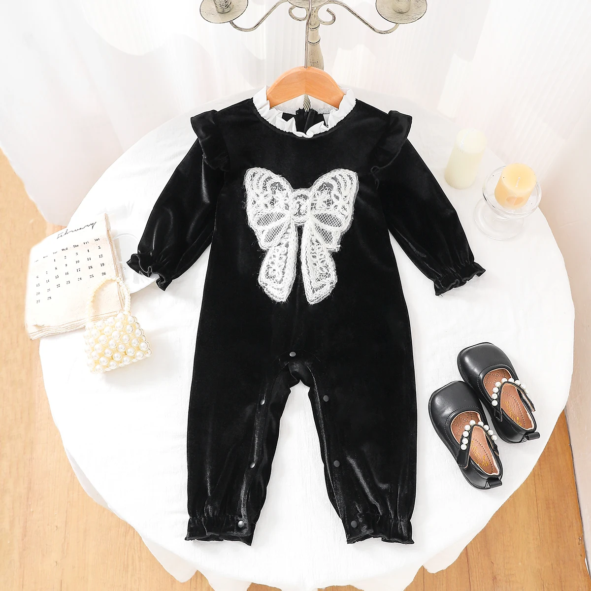 

Элегантный винтажный бархатный комбинезон для маленьких девочек, осень-зима, высококачественная черная бархатная ткань с большим белым кружевным бантом