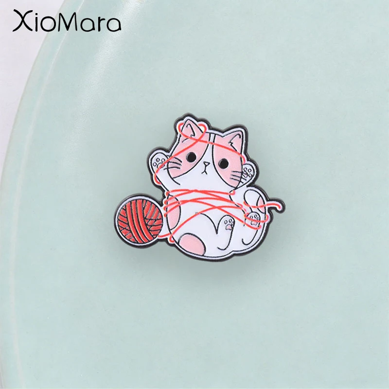 Niedlicher Cartoon-Katzen-Emaille-Pin, lustiges Design eines Katzen-Abzeichens, das mit einem Strickball spielt, modisches Accessoire, bestes Geschenk für Katzenliebhaber.