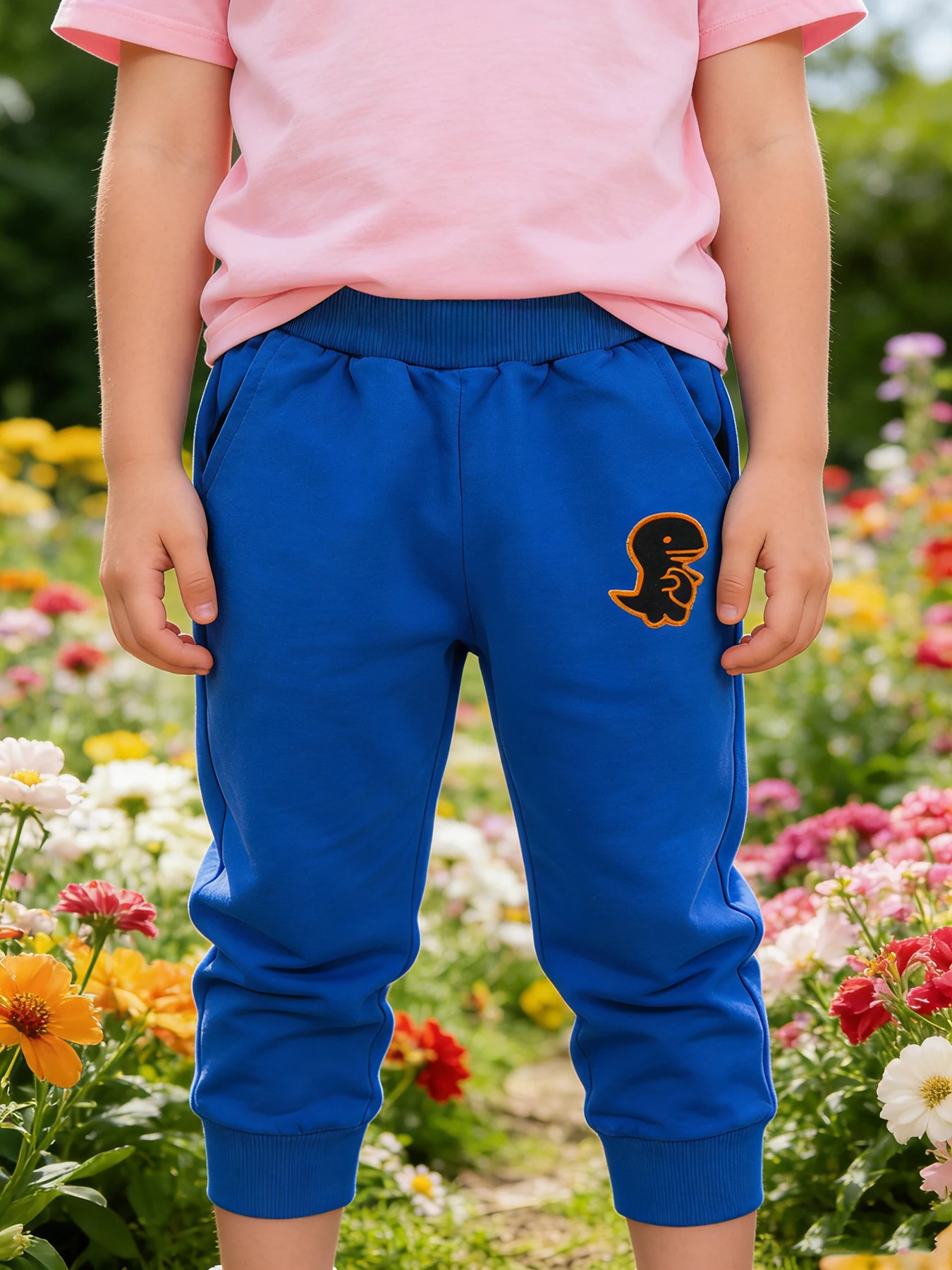 Kinder-Jogginghose aus Polyester mit Cartoon-Motiv, elastische Taille für Jungen und Mädchen, blaue Sporthose, vielseitige Alltagshose für den Freizeitgebrauch.