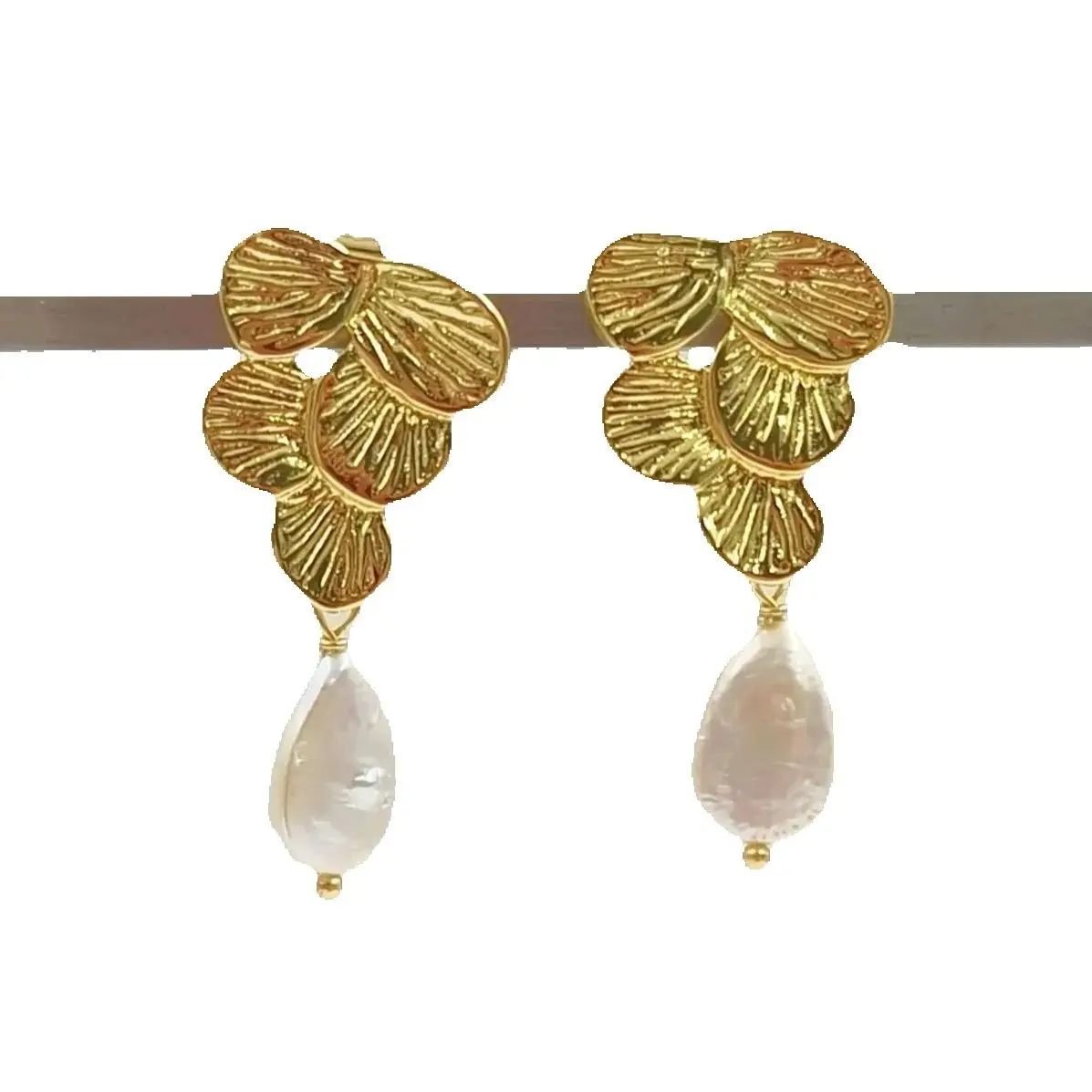 

WT-MPE167 Уникальные серьги-подвески в нежном стиле с пресноводным жемчугом и позолоченными листьями из 18-каратного золота для женщин, для повседневной носки и украшения образа.