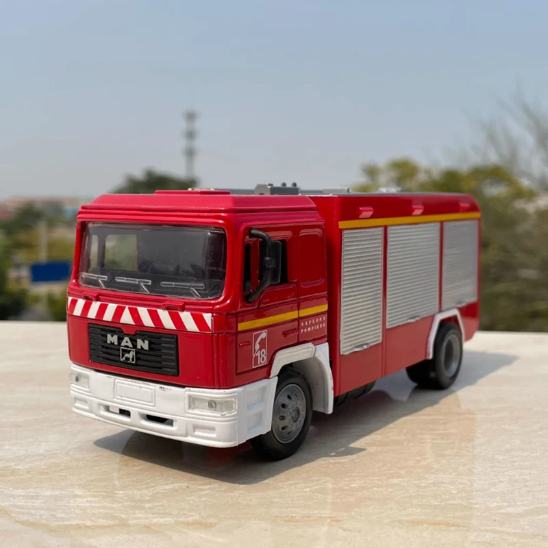 السائبة دييكاست 1:43 مقياس رجل محرك النار سبيكة سيارة نموذج المنتج النهائي محاكاة الهدايا التذكارية جمع هدية العرض