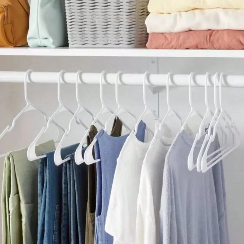 Paquete de 50 perchas de plástico blanco: elementos esenciales para la habitación: hebillas fáciles de colgar para camisas, vestidos y chalecos