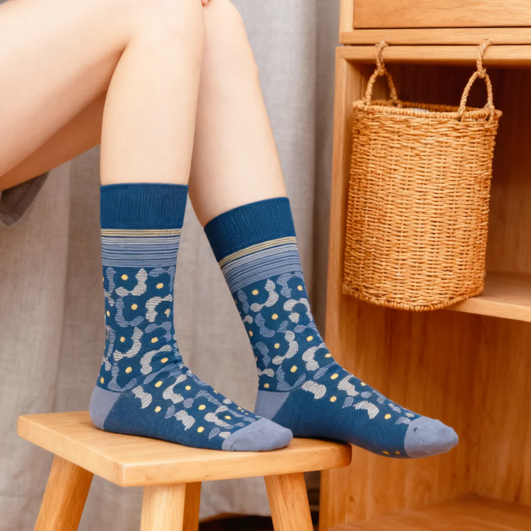 【1 Pair】Retro-inspired Jacquard Socks with a Gradient Blue Design,Eye-catching Daily Style For Casual Outings