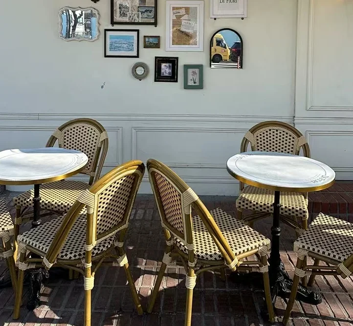 Französisches Outdoor-Restaurant mit hoher Rückenlehne, Kaffeestuhl aus Kunststoff und Rattan