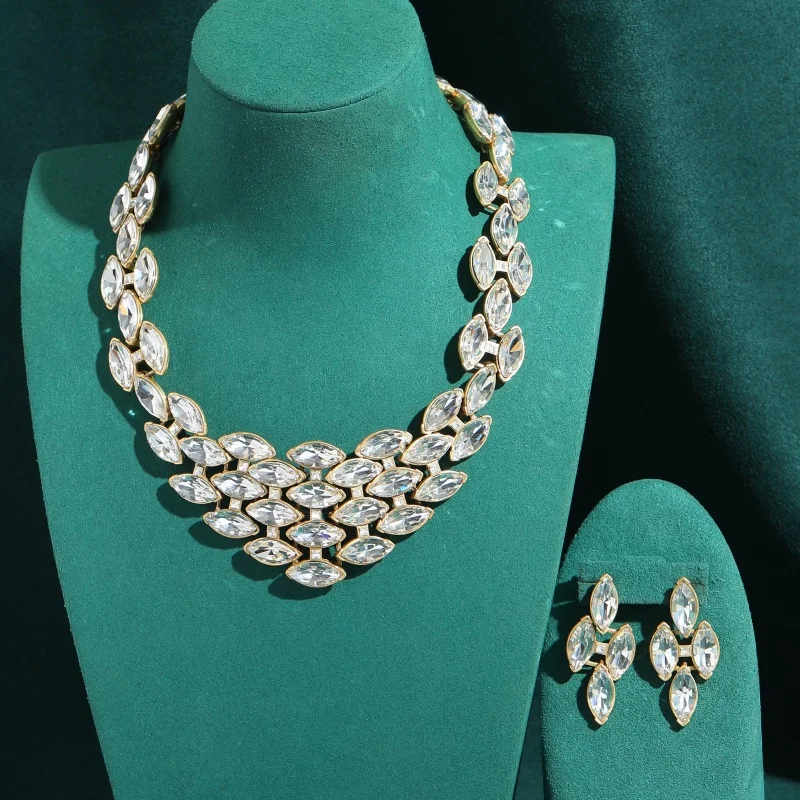 set-di-gioielli-vintage-con-zirconi-bianchi-e-strass-collana-e-orecchini-di-lusso-design-geometrico-di-alta-qualita-regali-classici-per-donne-tendenze-2026