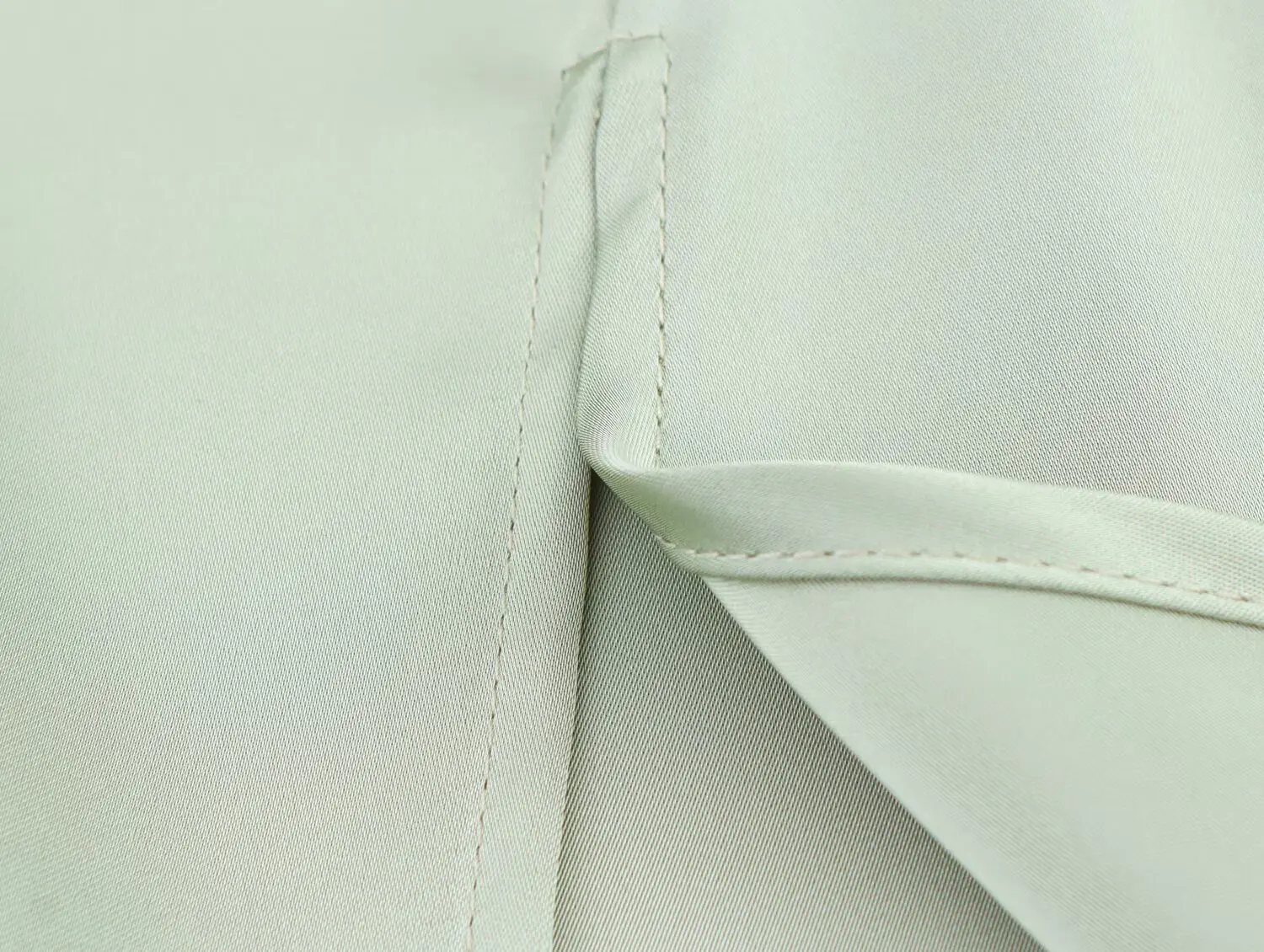 2025년 신상 여성 의류 유럽 및 미국 스타일 패셔너블한 분위기의 슬릿 실크 새틴 질감 얇은 스트랩 드레스