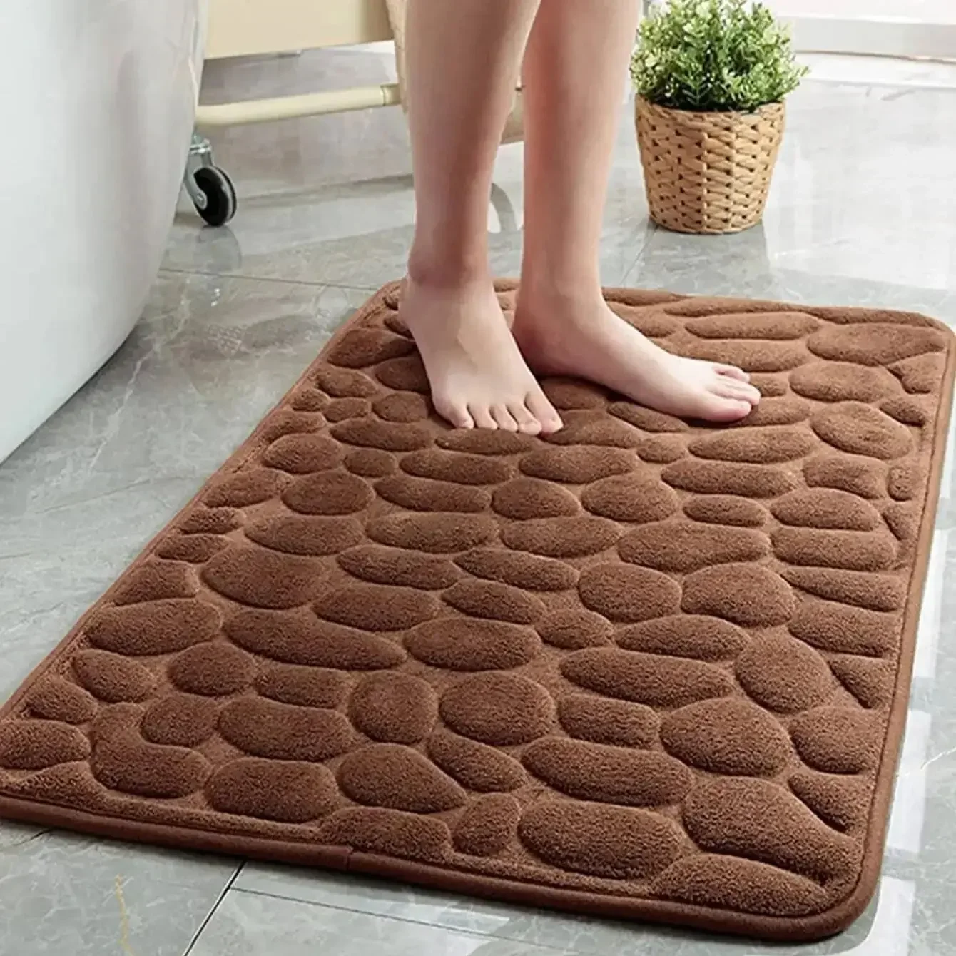 1pc Ultra soft coral velvet embossed stone bath mat - non slip, suitable for showers and bathrooms, machine washable