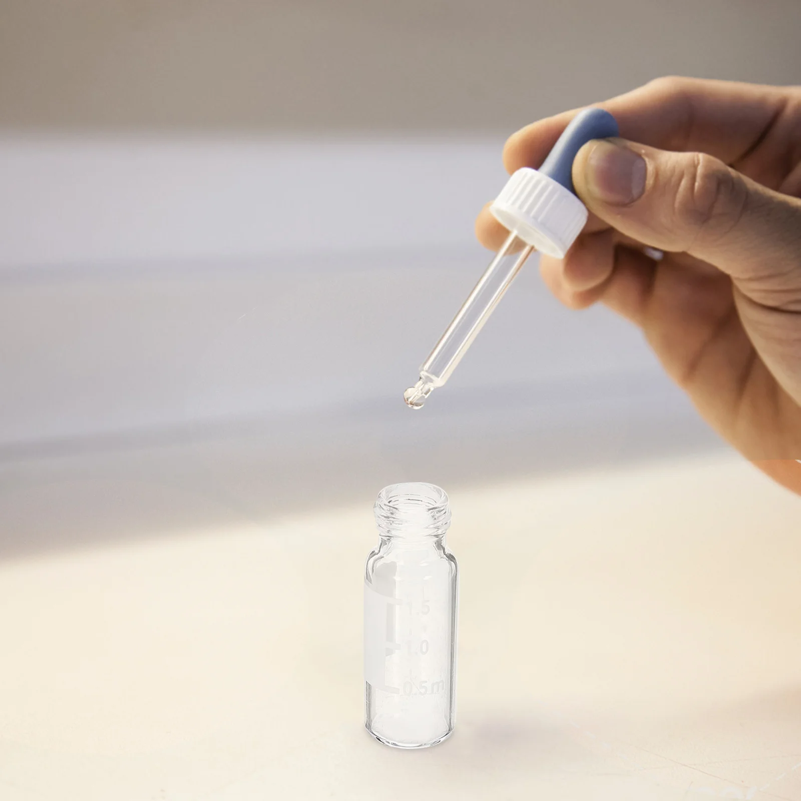 100 Stück Probenglasflaschen, Laborgläser mit Deckel, Mini-kleine, klare Flaschen, Fläschchen, blau, winzig