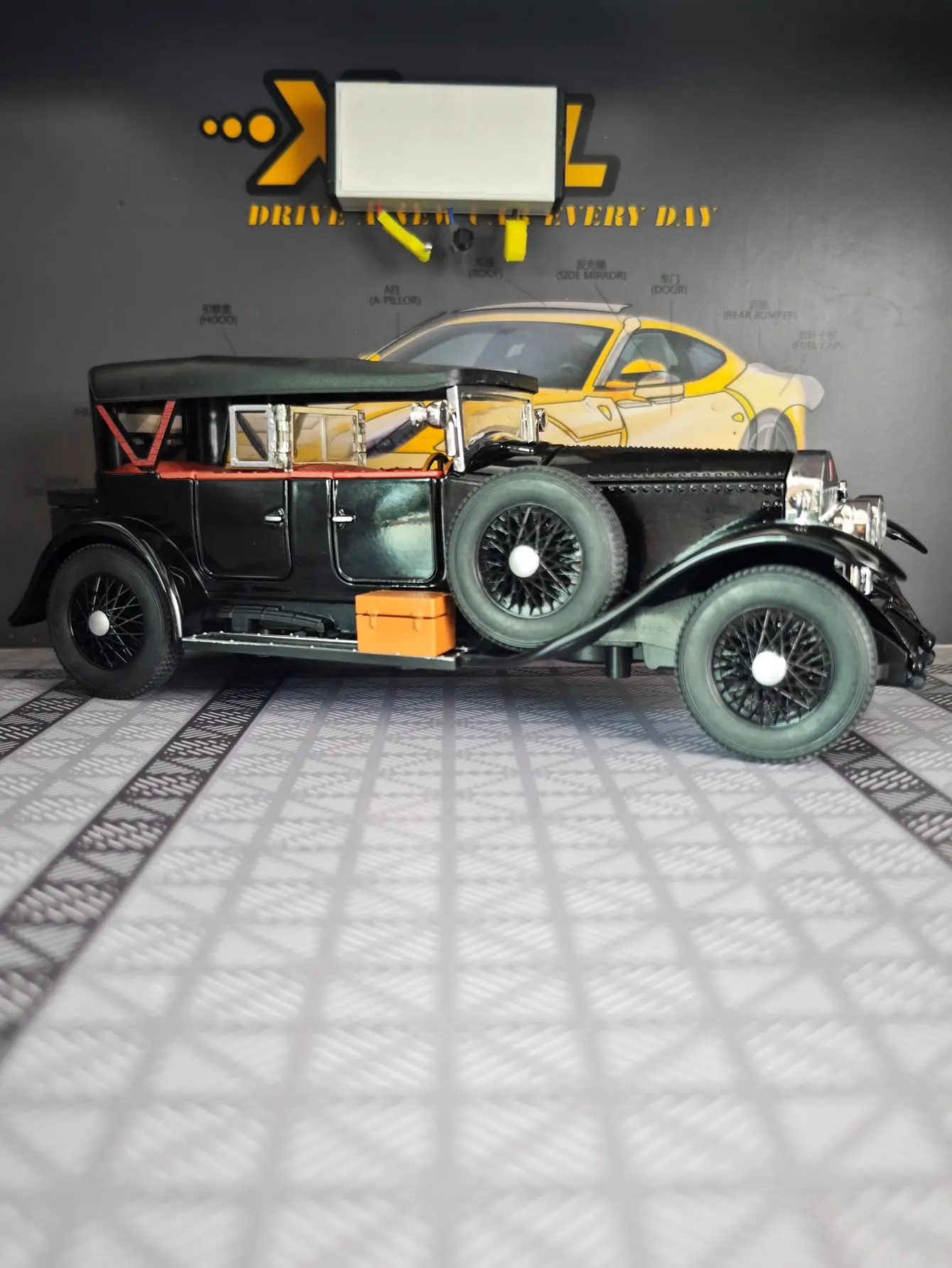 

1:24 simulation Rolls Royce Phantom alloy model doors and the front hood and trunk door can be opened has sound and lighting