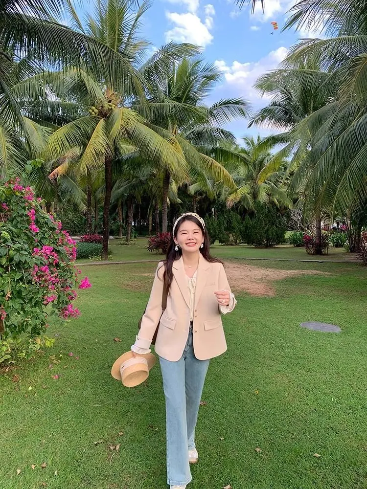 เสื้อเบลเซอร์ผู้หญิงแบบสองชั้น สไตล์ตะวันตก สีทอง พรีเมียม กระดุมสามเม็ด ป้องกันแสงแดด ดีไซน์เรียบหรู กระดุมแป๊ก ทรงพลิ้วสวย