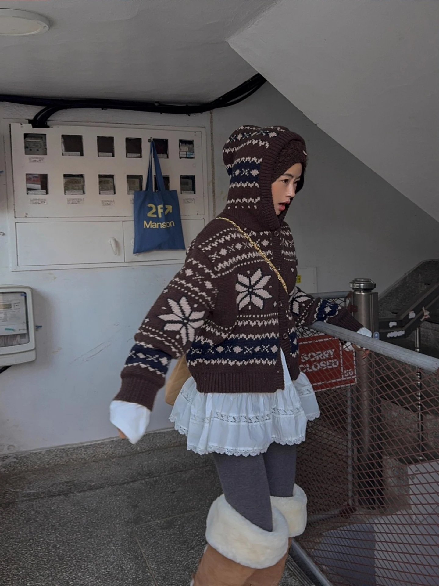 

Утепленный вязаный кардиган с капюшоном для женщин, модный ретро-стиль, цветные блоки, зимняя верхняя одежда, дизайн с вышивкой Feifei Island