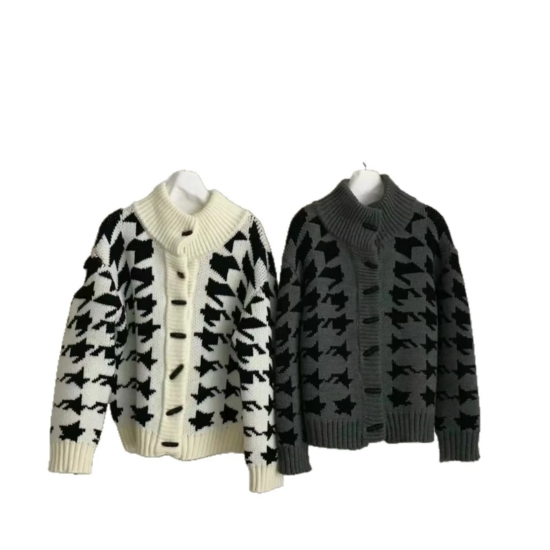 เสื้อคาร์ดิแกนถักหนาสไตล์อเมริกันย้อนยุคสำหรับผู้หญิง ฤดูใบไม้ร่วงและฤดูหนาว ปี 2025 ลายแจ็คการ์ดตัดสี คอเต่า