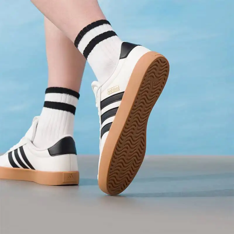 zapatillas-de-skate-populares-adidas-off-white-con-suela-negra-de-goma-etiqueta-dorada-tres-rayas-de-cuero-de-cana-baja-informales-para-hombre-y-mujer-ih6574