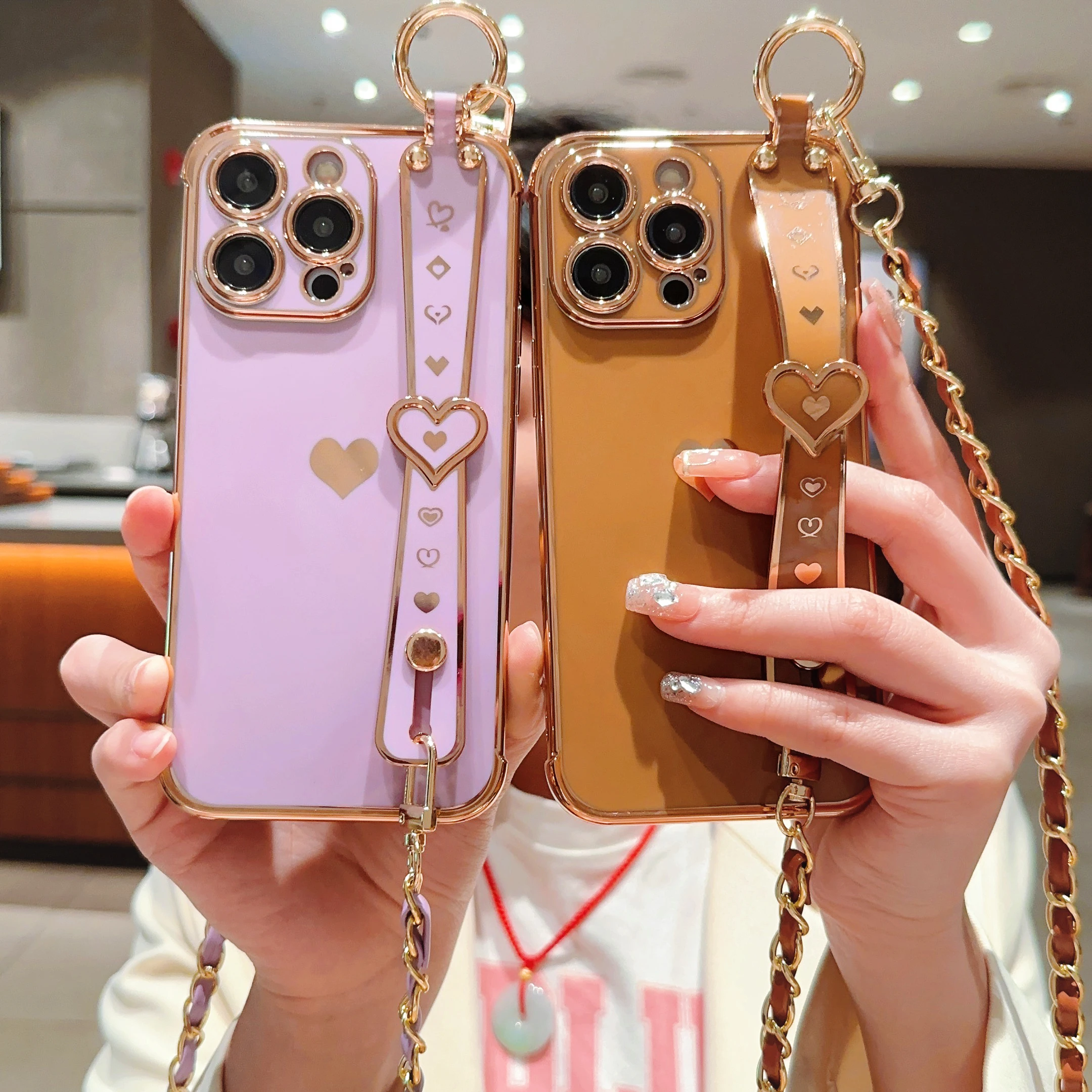 

An iPhone 16 15 14 13 12 11 cross-row chain-style protective case with cute heart patterns, equipped with a hanging rope, a neck