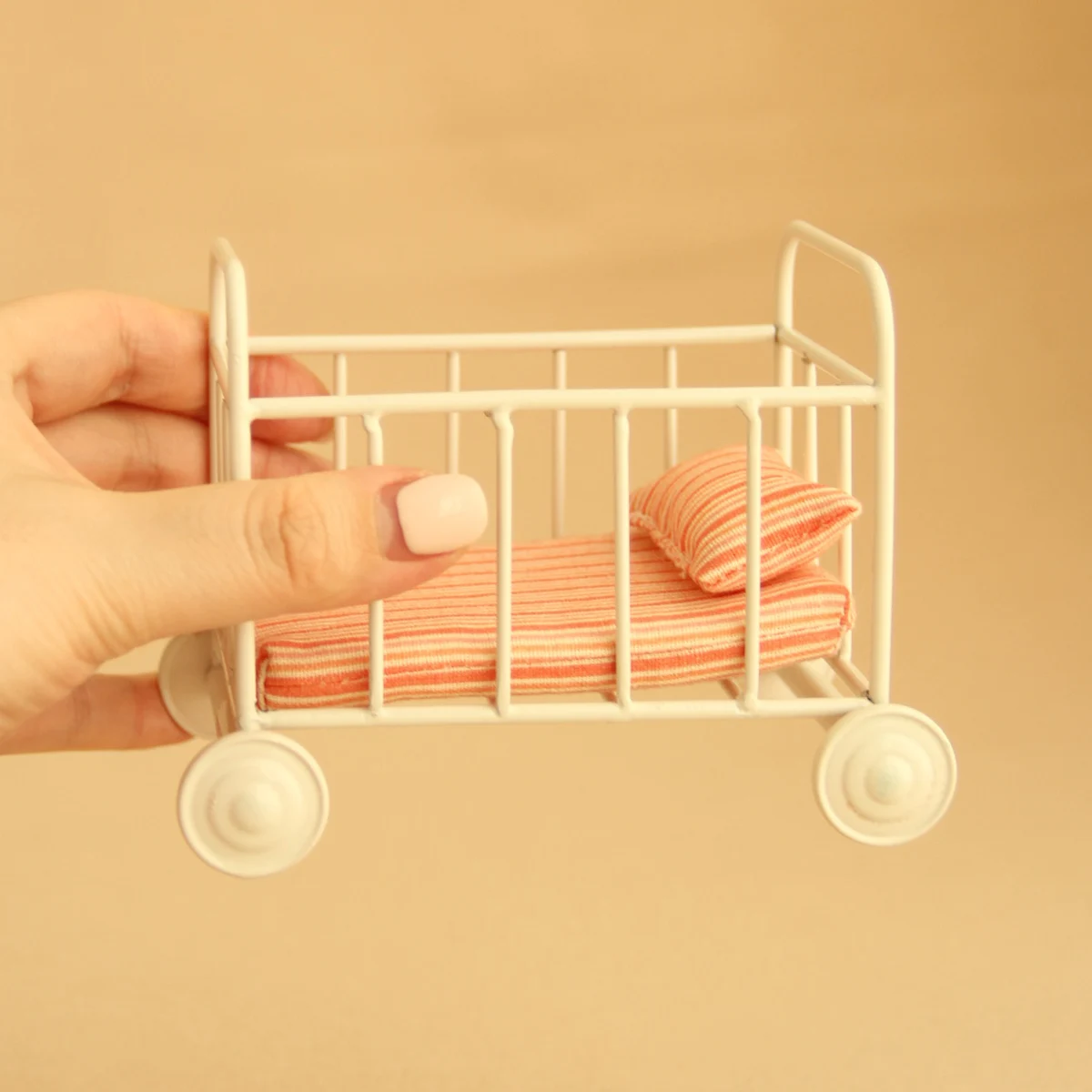 1:8-1:12 miniature simulated furniture iron bed is suitable for mini house decoration model ornaments