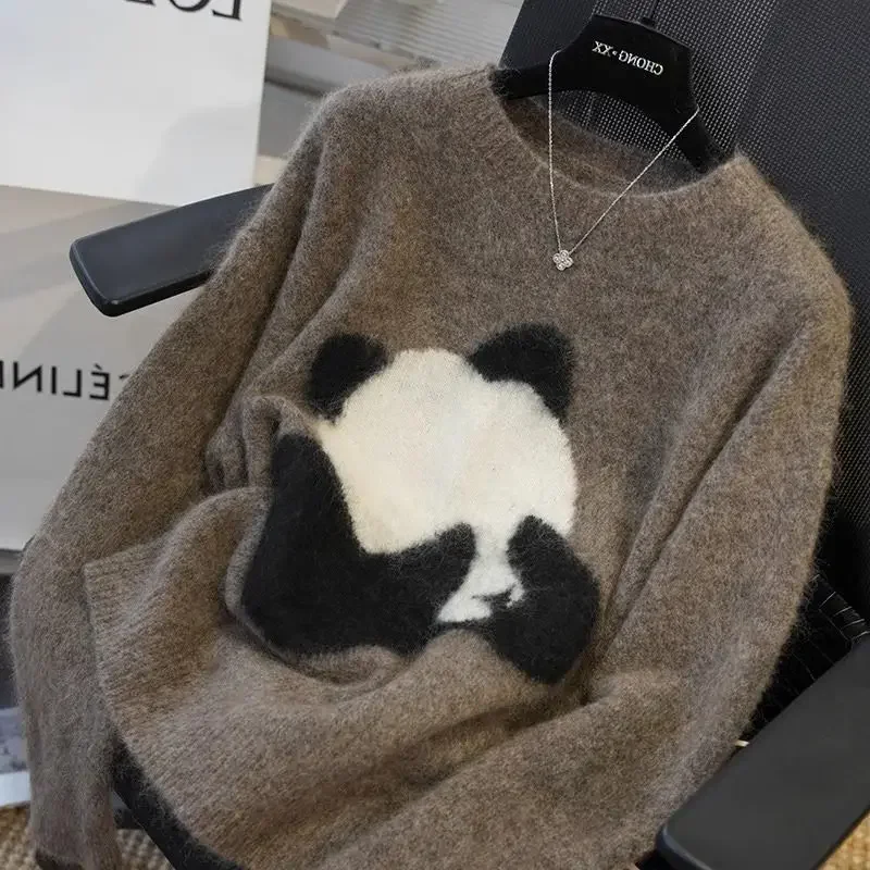 Versión coreana de suéter suelto con bordado de panda para mujer, suéter fino de cuello redondo con hombros descubiertos para otoño e invierno, camisa de fondo