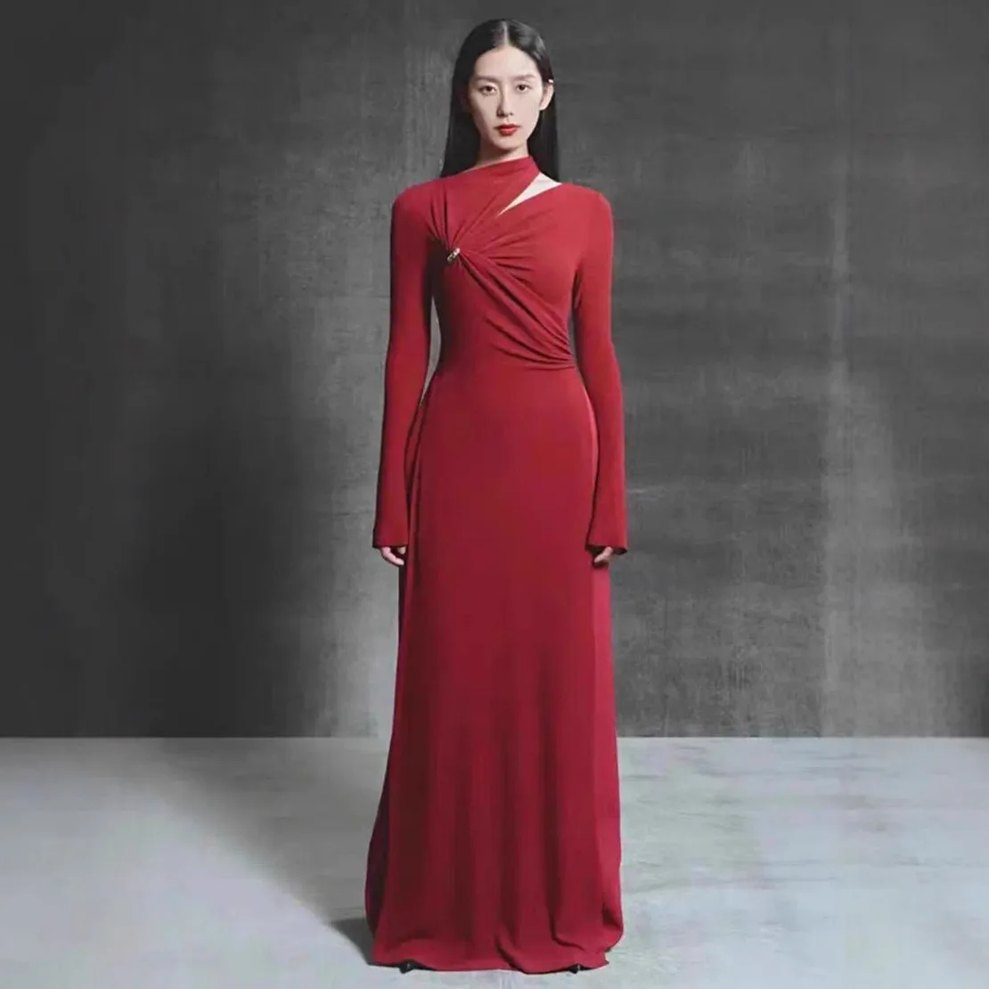 

Solid Color Diagonal Collar Slimming Dress For Women Streetwear Fasihon Long Sleeve High Waist Elegant Pleated Long Dresses