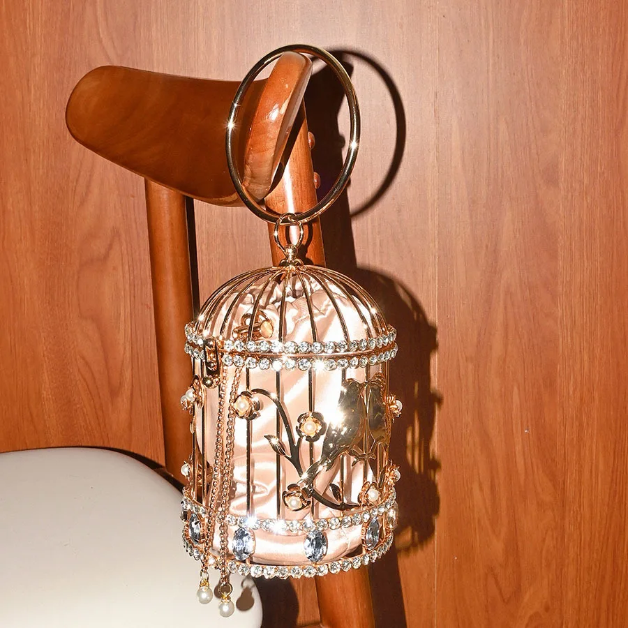 Metallische Hohltasche in Vogelkäfig-Optik, glänzend und unflexibel, mit Strassbesetzten Blumen, hochwertige tragbare Abendtasche. – Detail 1