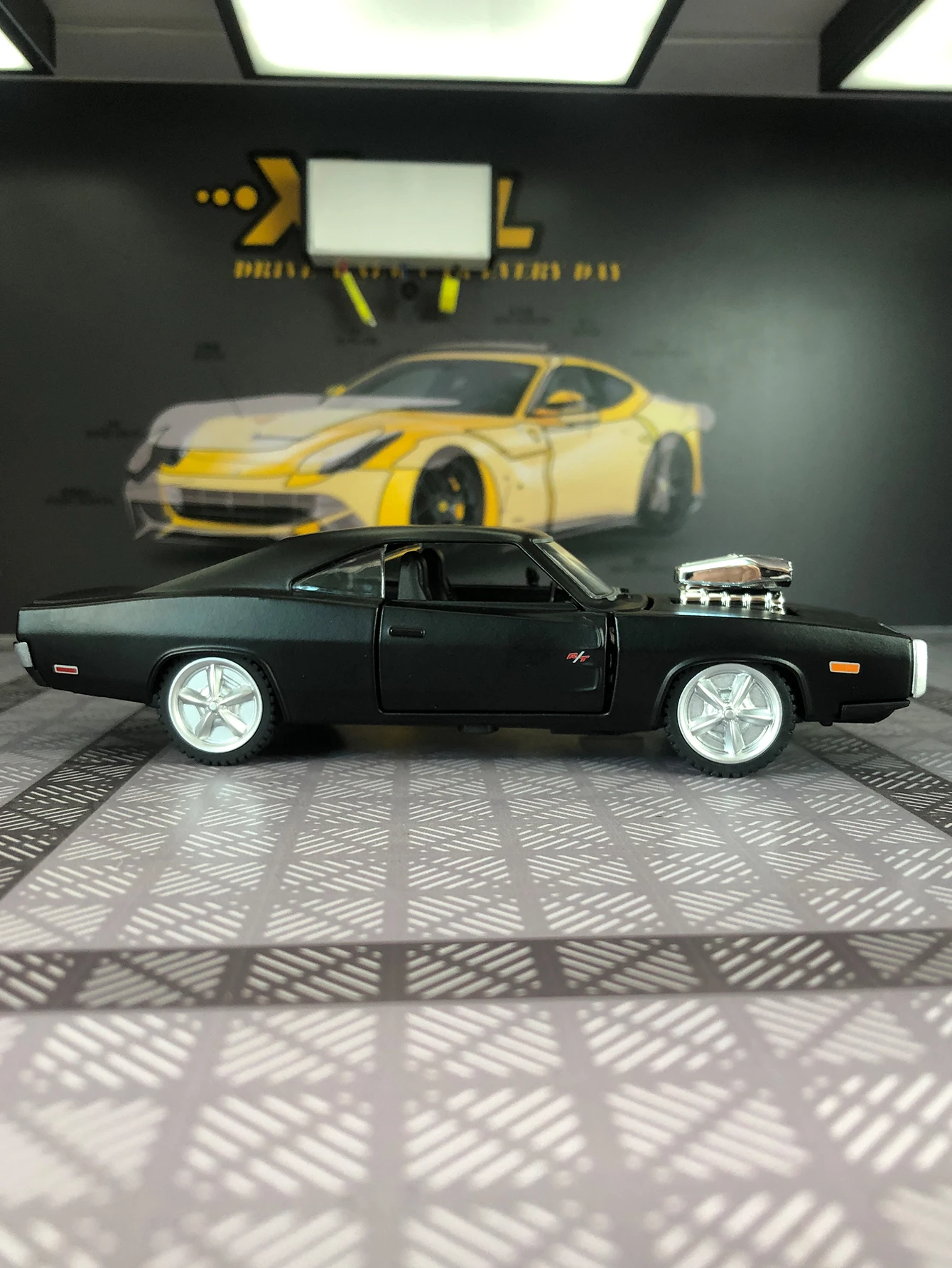 Rastar 1:36 simulação liga de zinco carregador de cunha RT 1970 modelo de carro, ornamento estático, carro de presente colecionável de metal