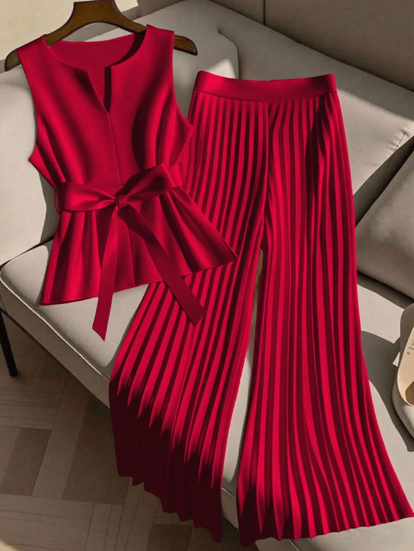 

Комплект для женщин: топ без рукавов и плиссированные брюки с широкими штанинами