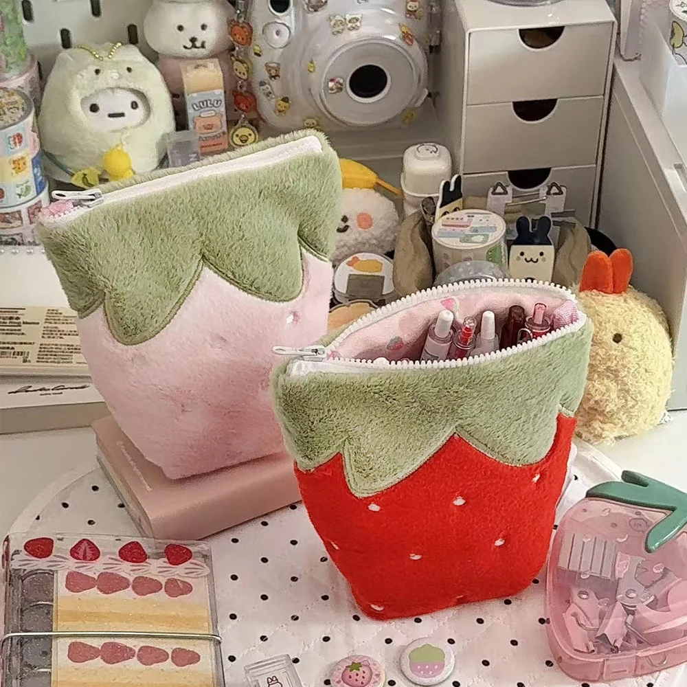 Japanisches Vintage-Erdbeer-Federmäppchen im vertikalen Design, aus weichem Plüschmaterial, erhältlich in den Farben Rosa und Rot. Das vertikale Design ist stabil und kippt nicht um. Es bietet viel Platz für die Aufbewahrung von Schreibwaren, Mobiltelefonen, Kosmetika, Notizbüchern und CCD-Kartenkameras. Es ist stoßfest, kratzfest, tragbar und vielseitig einsetzbar. Niedlich, süß und praktisch, eignet es sich für das tägliche Lernen, die Büroarbeit und Reisen. – Detail 2