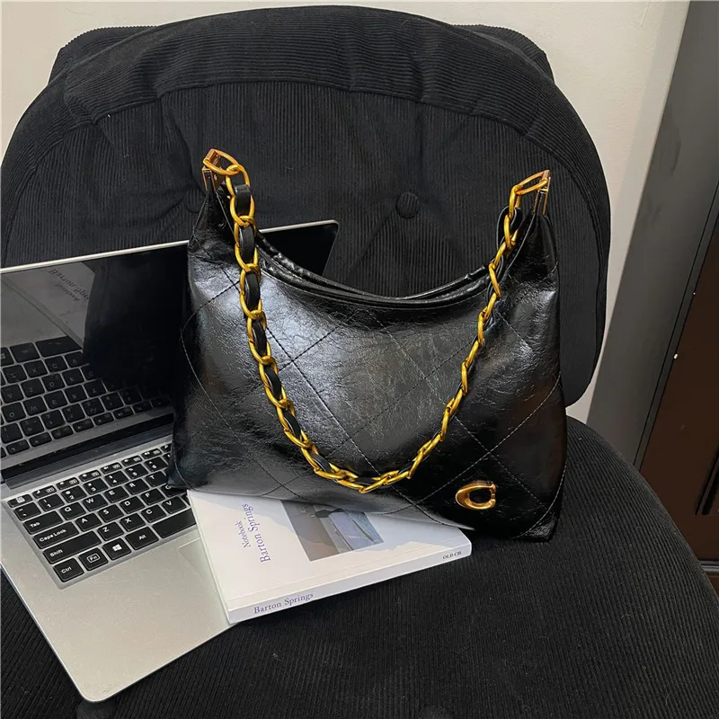 

2025 Fall Winter Chain Strap Bag, Niche Shoulder Purse for Women, Versatile Crossbody Tote, Minimalist Day-to-Night Bag Commuter