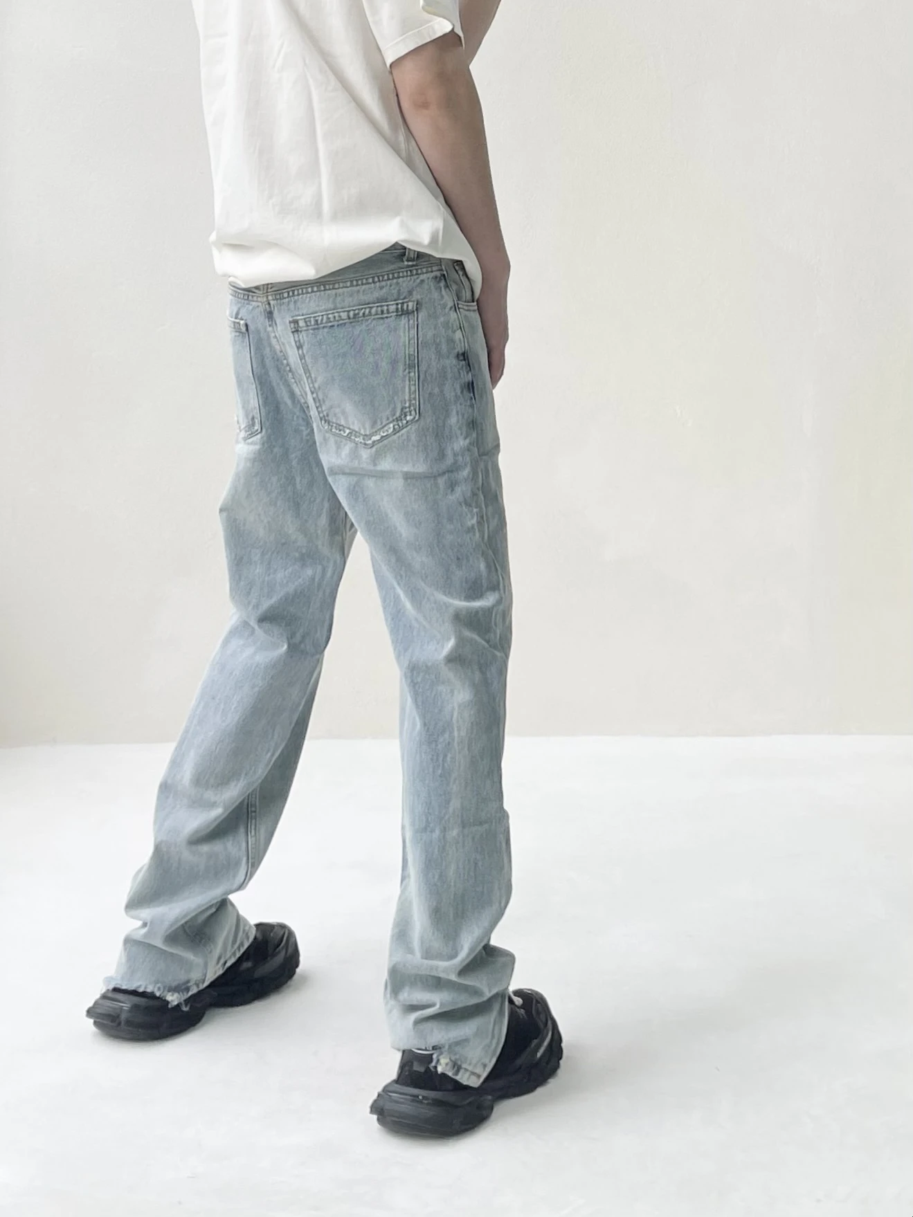 Men Clean Fit Distressed Denim Jeans Washed Blue