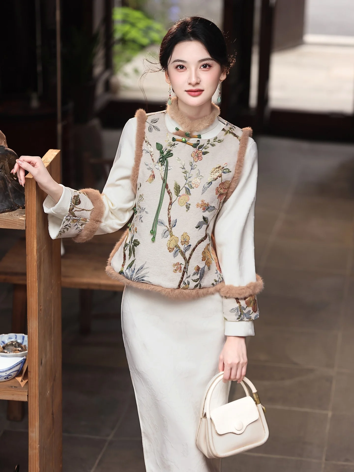 

Новый китайский комплект: длинное платье-ципао и жилет с теплым меховым воротником, объемными рукавами, из дышащего полиэфирного волокна, с низким разрезом, для повседневной носки