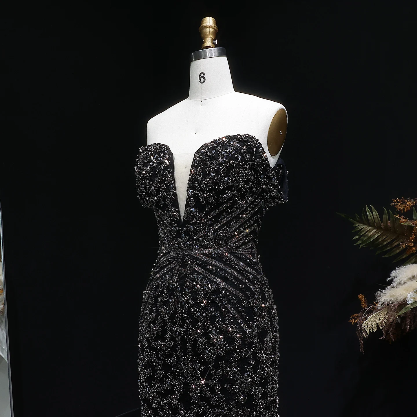 Sharon Said Schwarzes schulterfreies Kleid mit tiefem V-Ausschnitt und schweren Perlenverzierungen, kurzes Cocktailkleid für Abschlussball und Party, Dubai, RM131, maßgeschneidert – Detail 6
