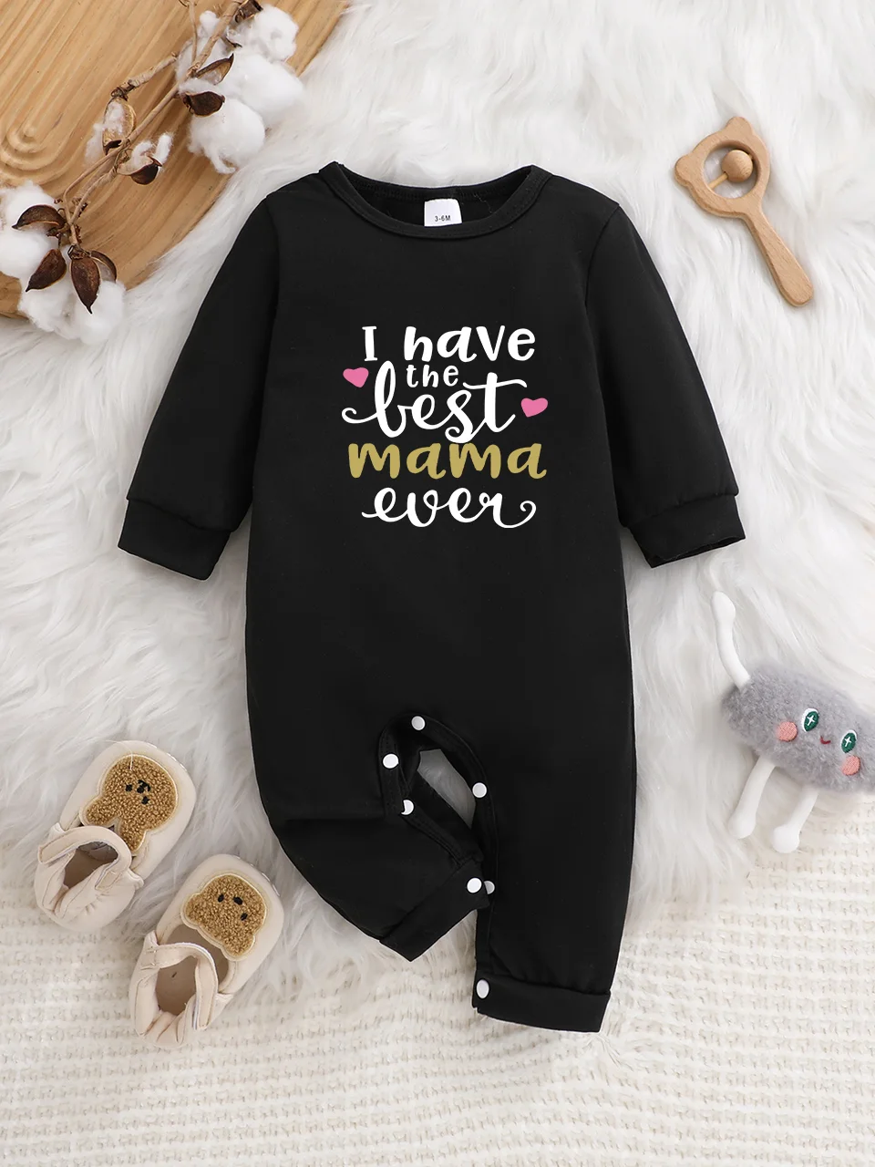 Ein langärmeliger Baby-Strampler mit interessanten Buchstaben-Prints. Es verfügt über ein Knopfverschluss-Design für einfaches An- und Ausziehen.