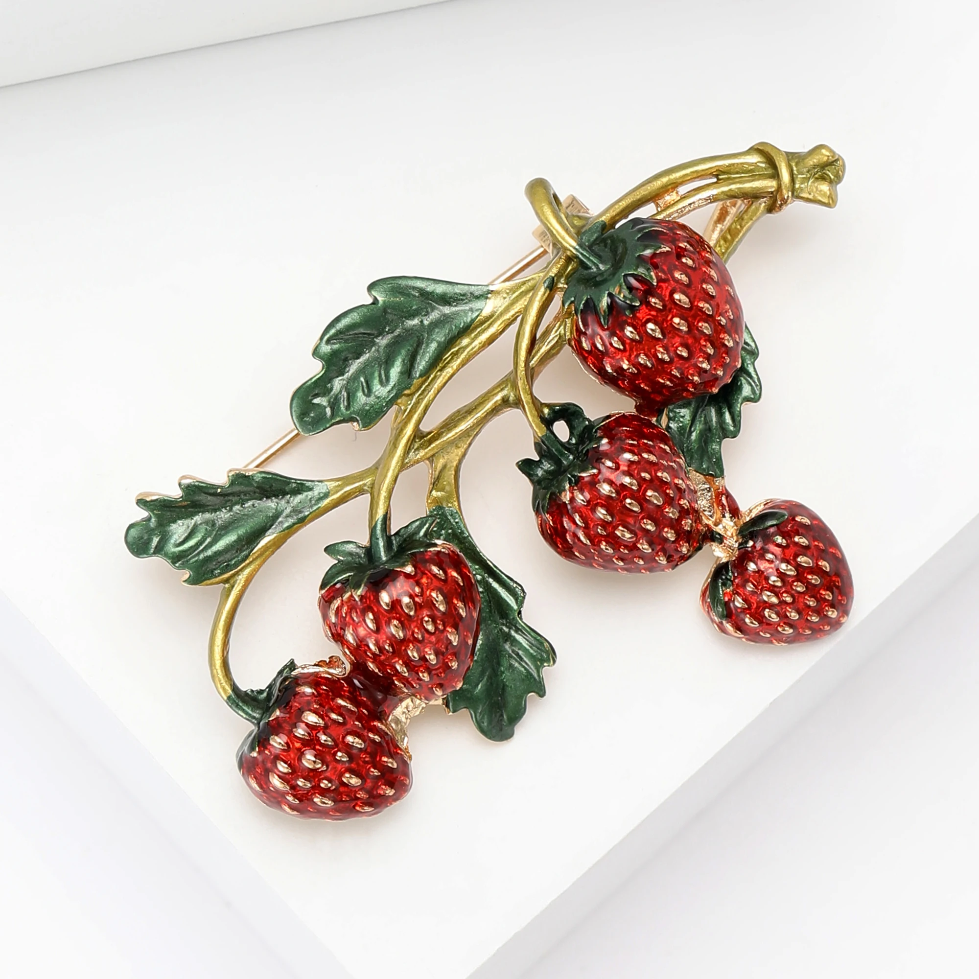 Creative Enamel Five Strawberry Brooches For Women Unisex Fruit Pins Casual Party Accessories Gifts