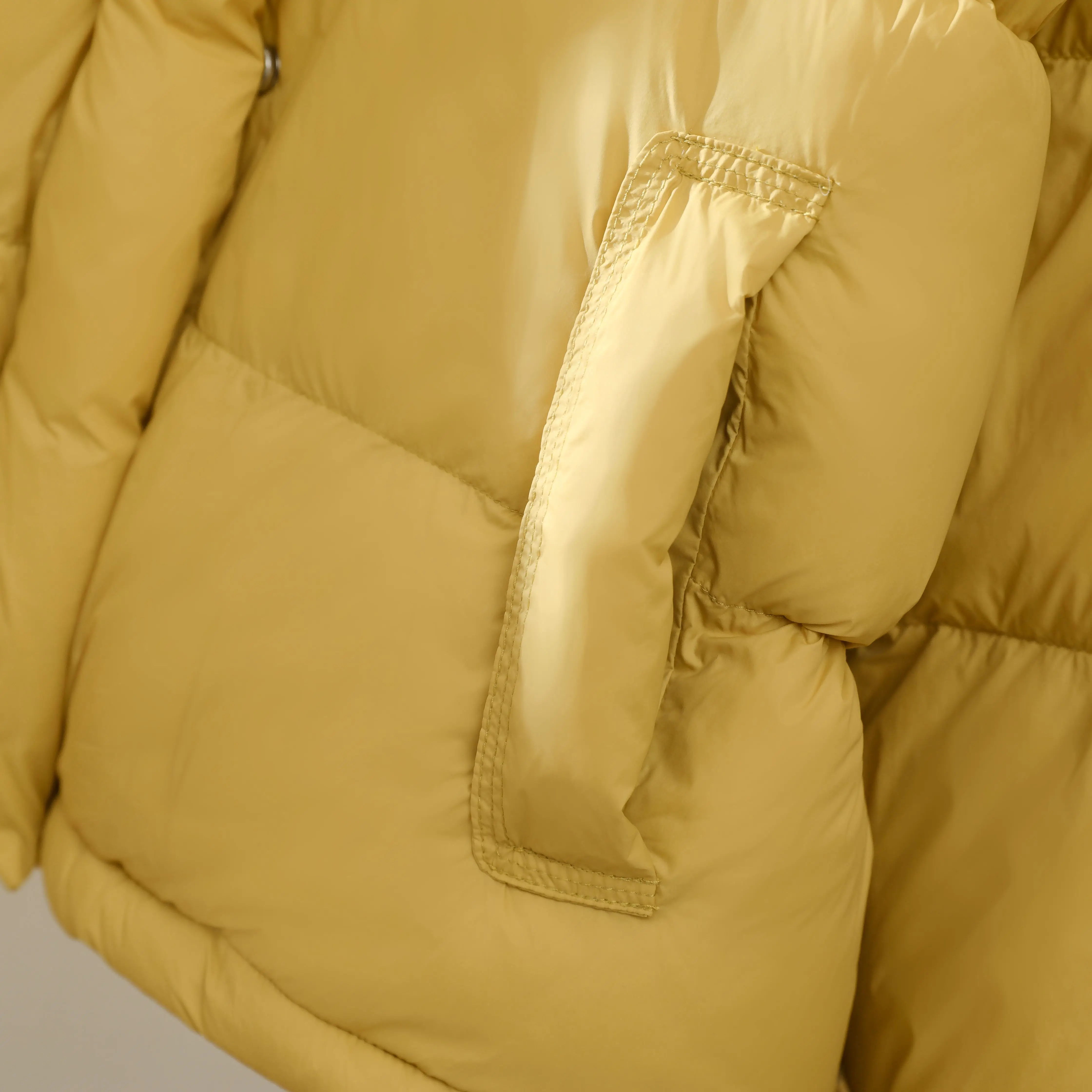 เสื้อแจ็คเก็ตดาวน์ผู้หญิงสีพื้นแบบหนา ดีไซน์เรียบง่าย รุ่นใหม่สำหรับฤดูหนาว ซิปนุ่ม สวมใส่สบาย ทรงหลวม คุณภาพสูง เหมาะสำหรับใส่ไปทำงาน