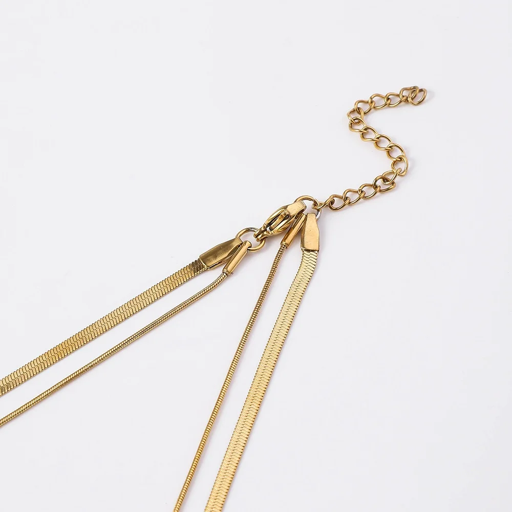 Einfache goldfarbene Edelstahl-Mehrschicht-Halskette, gestapelte Schlangenkette für Damen, modischer Titanstahlschmuck. – Detail 4