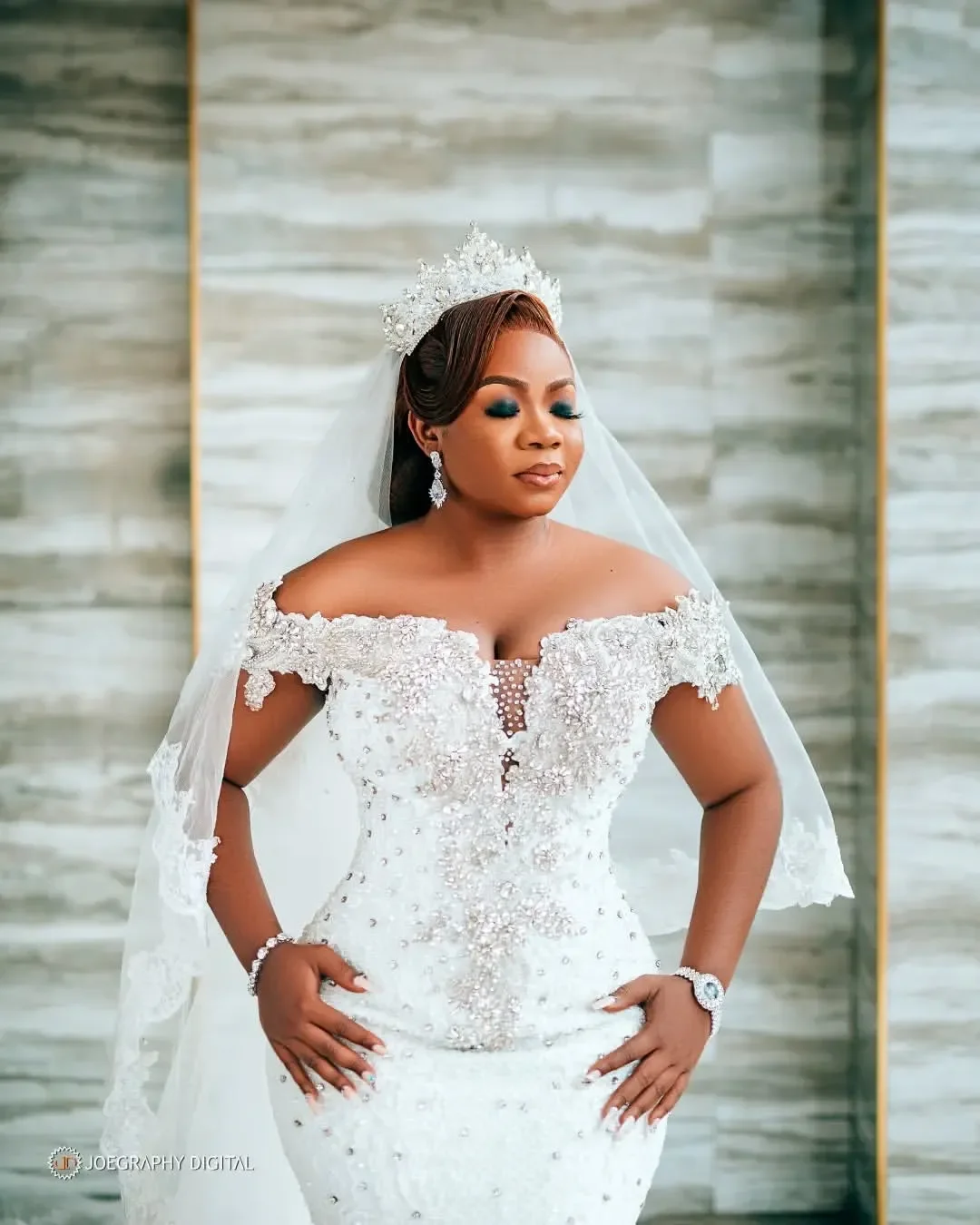 Personalizado fora do ombro cristais brilhantes contas vestido de casamento trem varredura robe de mariée plus size camadas babados vestido de noiva