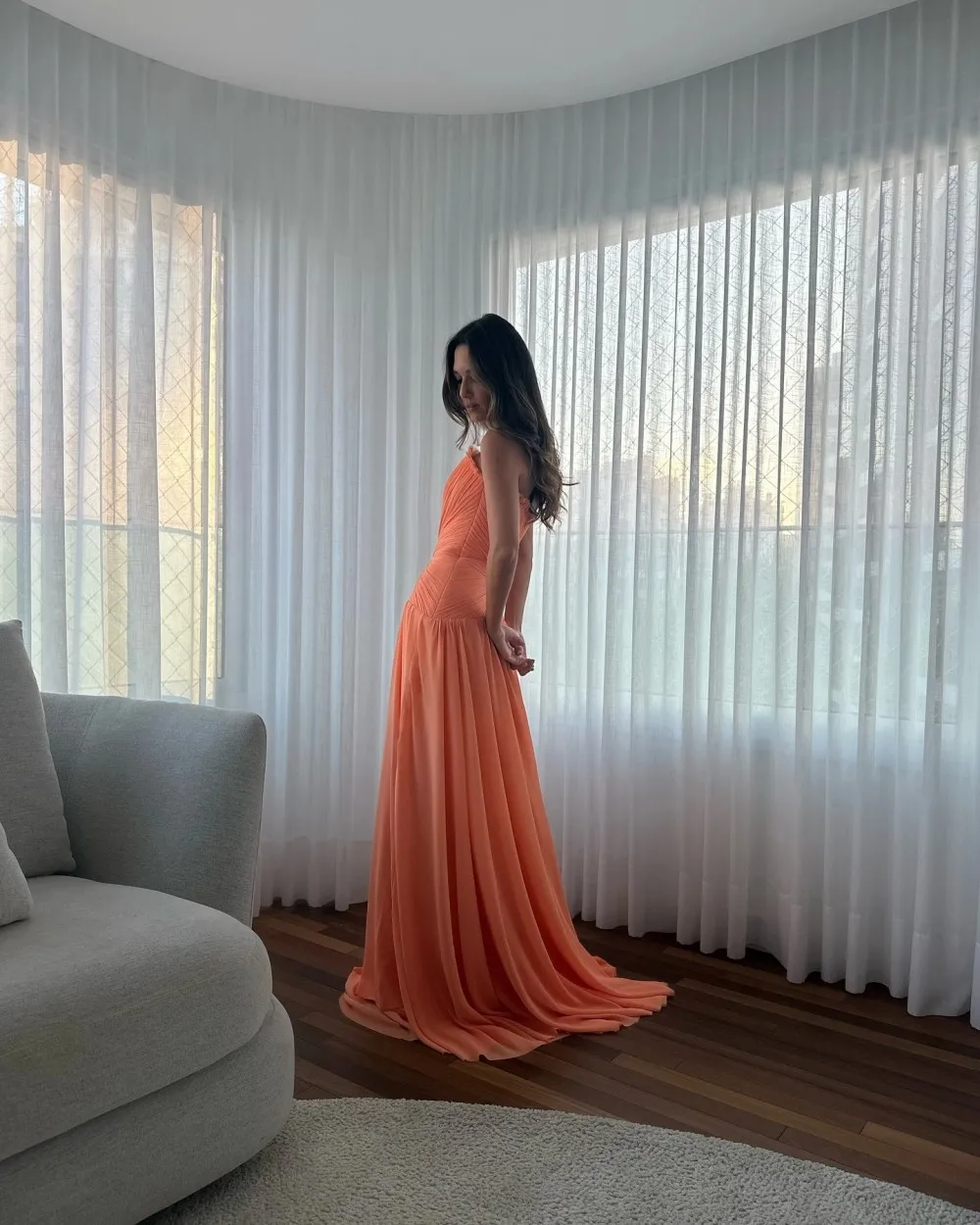 フォーティ ミニマリストデザイン プリーツドレス |   ストラップレス、ノースリーブ、流れるようなスカート、シーススタイルのガウン、フォーマルなイブニングバンケットドレス