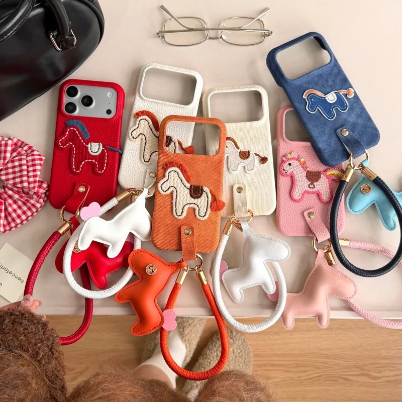 

Cute Cloth Fabric Horse Label Leather Phone Case For iPhone 17 Pro 14 15 16 Pro Max Back Cover with Pendant Hand Rope Cases Fund