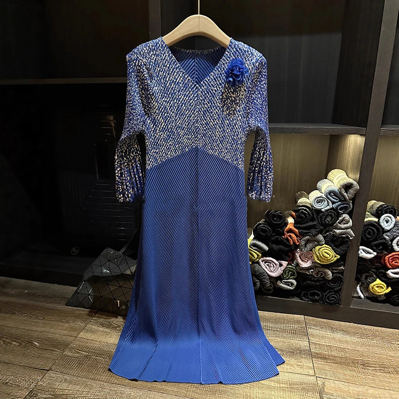

2026 Новое плиссированное элитное женское платье с золотой фольгой и принтом, осеннее новое платье с v-образным вырезом и длинными рукавами в стиле пэчворк, женская одежда с принтом