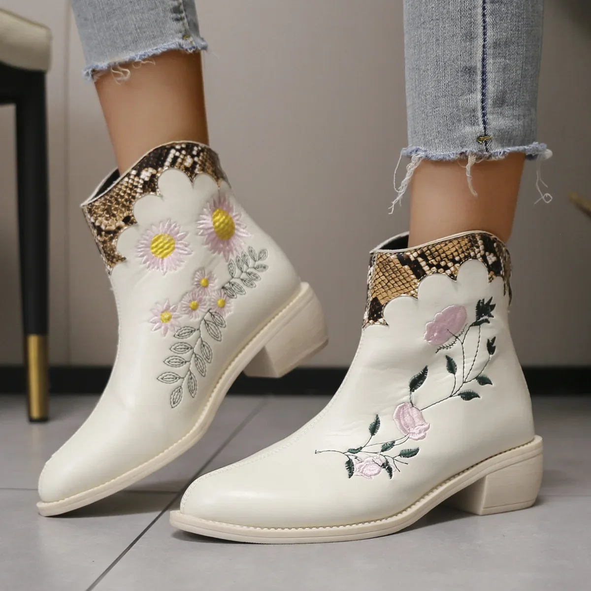 Hot Sales 2023 Autumn and Winter New Large Size Women Pointy Stitching Embroidery Thick with Chelsea Short Boots Women Sneakers