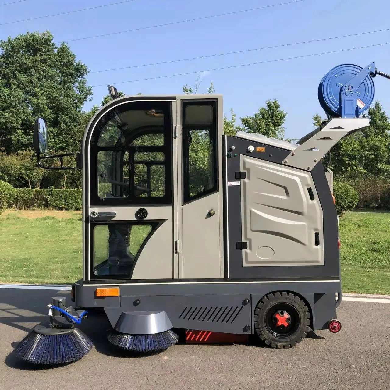 مركبة التنظيف الأوتوماتيكية لشاحنة الكناس الصناعية لمستودع المصنع وتنظيف المناطق الكبيرة